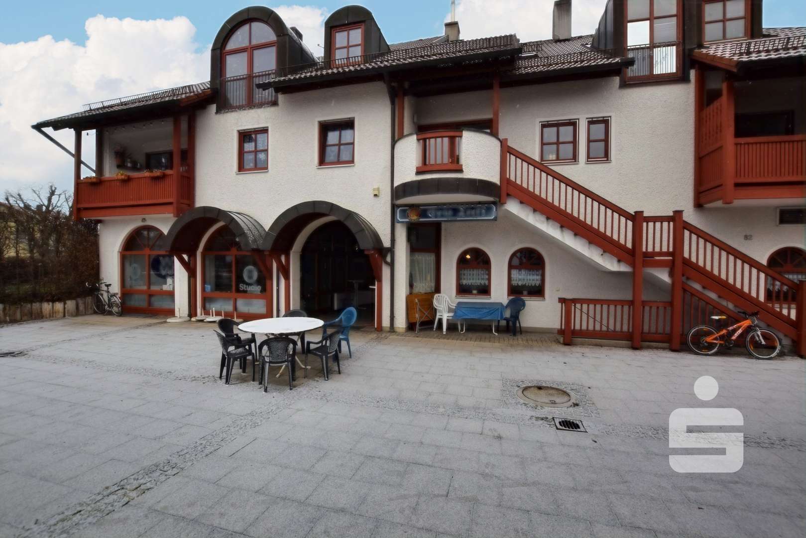 Außenansicht mit Wirtsgarten - Büro in 86956 Schongau mit 81m² kaufen