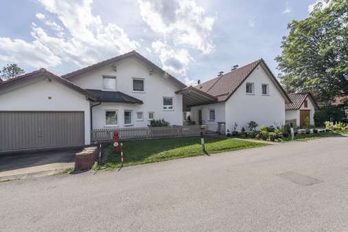 Frontansicht von der Straße - Zweifamilienhaus in 82383 Hohenpeißenberg mit 255m² kaufen