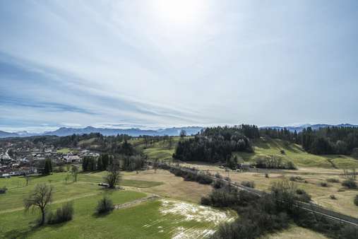 Aussicht nach Süd-Ost (Drohne) - Grundstück in 82386 Huglfing mit 984m² kaufen