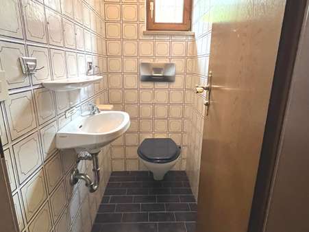 Erdgeschoss: Gäste-WC - Doppelhaushälfte in 82491 Grainau mit 140m² kaufen