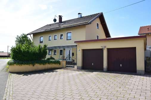 Nord-/Westansicht mit Garagen - Einfamilienhaus in 86971 Peiting mit 256m² kaufen