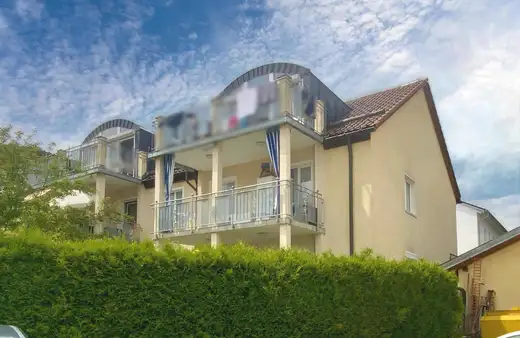 Feine Wohnung mit großem sonnigen Balkon