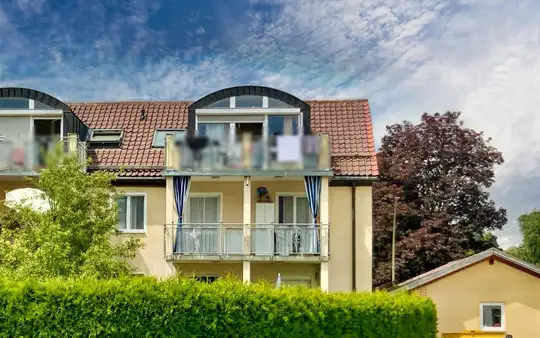 Feine Wohnung mit großem sonnigen Balkon