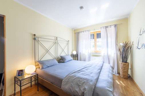 Schlafzimmer mit begehbarem Kleiderschrank EG - Zweifamilienhaus in 82441 Ohlstadt mit 172m² kaufen