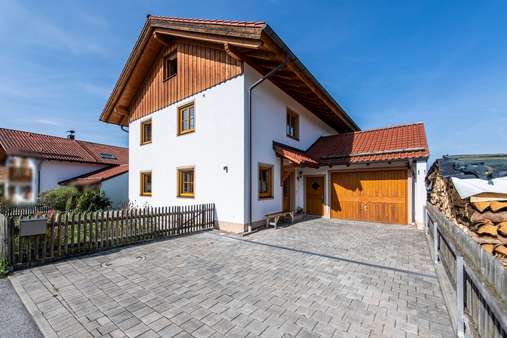 Einfahrt - Einfamilienhaus in 82386 Huglfing mit 225m² kaufen