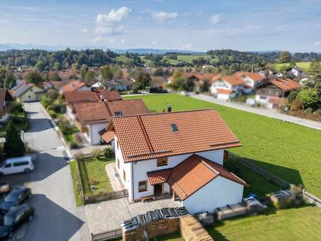 Luftbild Blick nach Westen - Einfamilienhaus in 82386 Huglfing mit 225m² kaufen