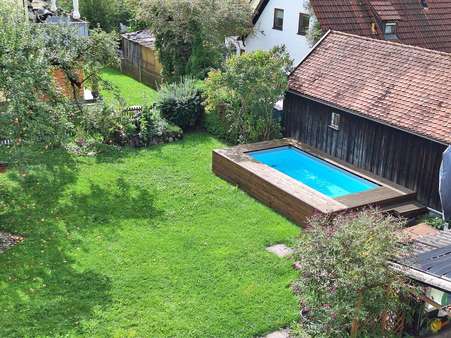 Blick vom Balkon auf Garten - Maisonette-Wohnung in 82380 Peißenberg mit 125m² kaufen