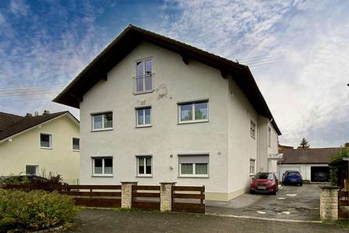 Hausansicht von der Straße - Maisonette-Wohnung in 82380 Peißenberg mit 125m² kaufen