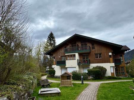 Zwei Häuser mit Spielplatz - Dachgeschosswohnung in 83483 Bischofswiesen mit 36m² kaufen