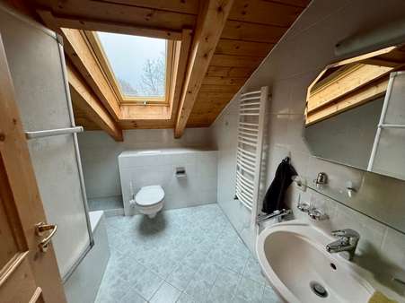 Badezimmer mit WC - Dachgeschosswohnung in 83483 Bischofswiesen mit 36m² kaufen