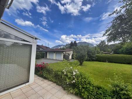 Blick von der Terrasse zu den Garaggen - Zweifamilienhaus in 83435 Bad Reichenhall mit 263m² kaufen