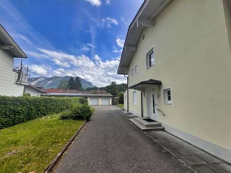 Zufahrt mit Möglichkeit für Stellplätze - Zweifamilienhaus in 83435 Bad Reichenhall mit 263m² kaufen
