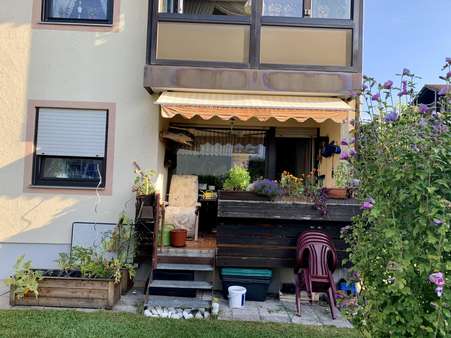 Blick vom Garten auf den Balkon Blick vom Garten auf den Balkon - Erdgeschosswohnung in 83451 Piding mit 62m² kaufen