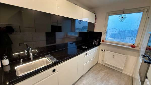 Moderne Einbauküche Moderne Einbauküche - Maisonette-Wohnung in 83395 Freilassing mit 88m² kaufen