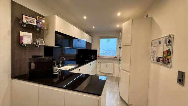 Moderne Einbauküche Moderne Einbauküche - Maisonette-Wohnung in 83395 Freilassing mit 88m² kaufen