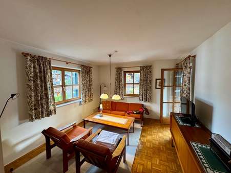 Schöner Wohnbereich mit Zugang zum Balkon Schöner Wohnbereich mit Zugang zum Balkon - Etagenwohnung in 83483 Bischofswiesen mit 67m² kaufen