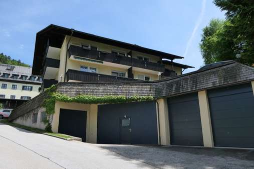 Hauansicht mit Garage - Erdgeschosswohnung in 83471 Berchtesgaden mit 69m² als Kapitalanlage kaufen