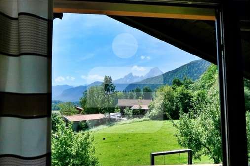 Blick vom Balkonfenster Blick vom Balkonfenster - Dachgeschosswohnung in 83483 Bischofswiesen mit 99m² kaufen