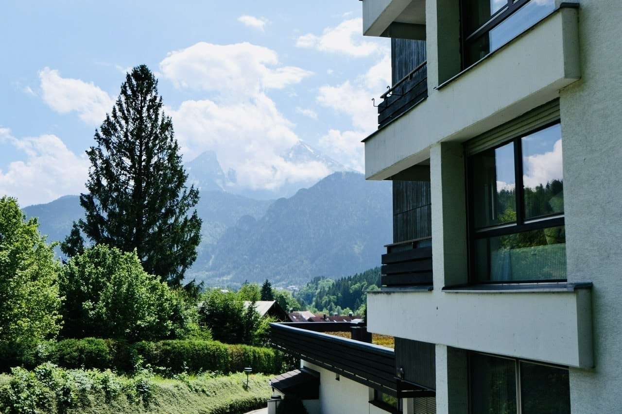 Blick auf das Wahrzeichen von Berchtesgaden vom Grundstück aus Blick auf das Wahrzeichen von Berchtesgaden vom Grundstück aus - Erdgeschosswohnung in 83471 Berchtesgaden mit 67m² kaufen