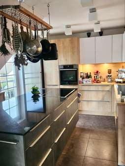 Einbauküche mit großer Kochinsel - Dachgeschosswohnung in 83395 Freilassing mit 110m² kaufen