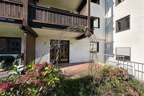 Terrasse nach Südosten - Erdgeschosswohnung in 83278 Traunstein mit 80m² kaufen