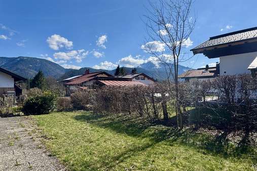 Garten mit Bergblick - Zweifamilienhaus in 83242 Reit im Winkl mit 150m² kaufen