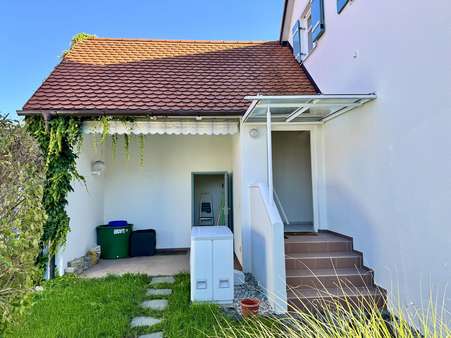 Freisitz und Eingangsbereich - Einfamilienhaus in 83308 Trostberg mit 93m² kaufen