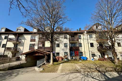 Süd-Ost-Ansicht mit Tiefgaragenabfahrt - Dachgeschosswohnung in 83301 Traunreut mit 36m² kaufen