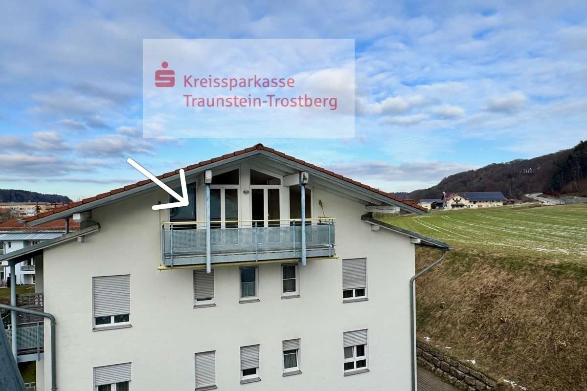 Blick auf den Balkon - Dachgeschosswohnung in 83308 Trostberg mit 58m² kaufen