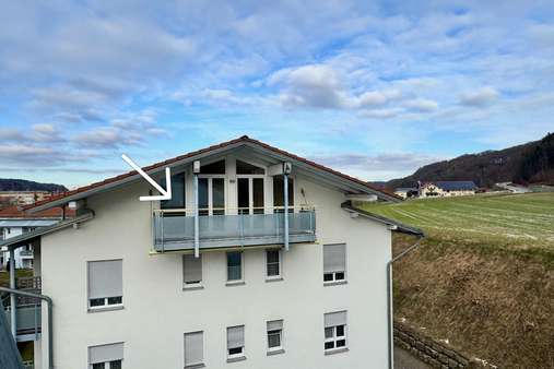 Blick auf den Balkon - Dachgeschosswohnung in 83308 Trostberg mit 58m² kaufen