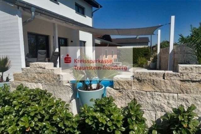 Südansicht mit Terrasse und Pool - Einfamilienhaus in 83349 Palling mit 148m² kaufen