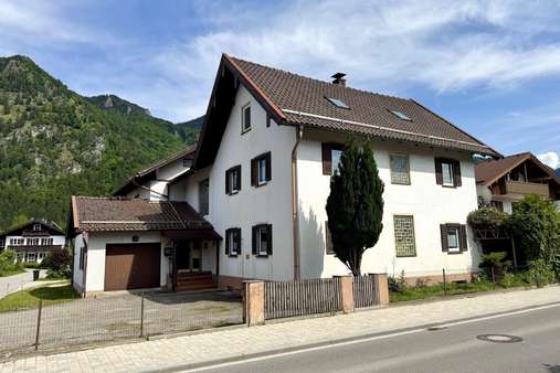Ansicht von Straßenseite (Westseite) - Mehrfamilienhaus in 83250 Marquartstein mit 397m² kaufen