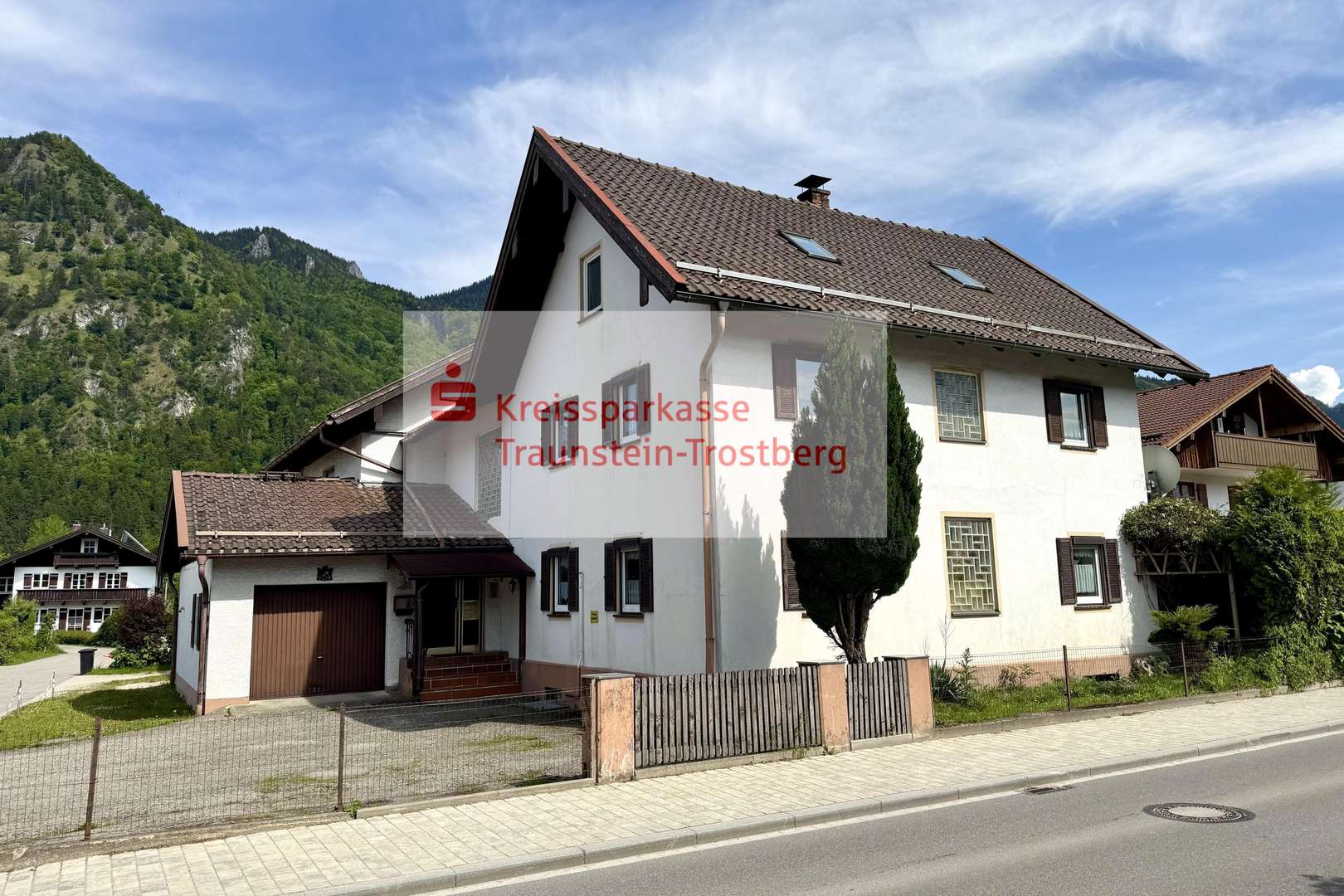 Ansicht von Straßenseite (Westseite) - Mehrfamilienhaus in 83250 Marquartstein mit 397m² kaufen