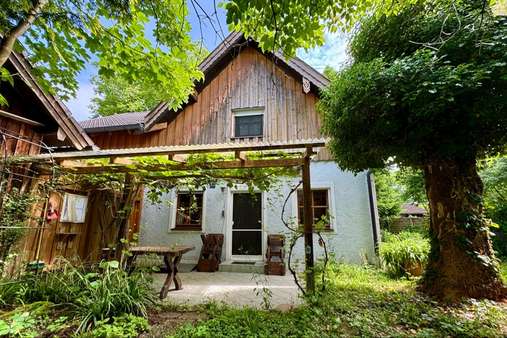 Süd-West-Ansicht mit überdachter Terrasse - Einfamilienhaus in 83413 Fridolfing mit 100m² kaufen