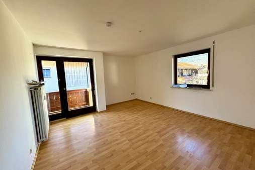 Wohnzimmer - Etagenwohnung in 83334 Inzell mit 59m² kaufen