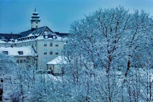 Blick zum Studienseminar St. Michael - Etagenwohnung in 83278 Traunstein mit 84m² kaufen