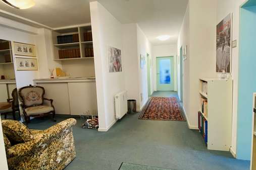 Flur, evtl. Küche links Flur, evtl. Küche links - Etagenwohnung in 83278 Traunstein mit 99m² kaufen