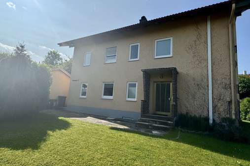 Außenansicht Außenansicht - Zweifamilienhaus in 83278 Traunstein mit 150m² kaufen