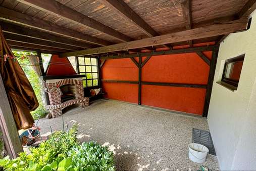 Überdachte Freisitz mit Kamin - Bungalow in 83301 Traunreut mit 120m² kaufen