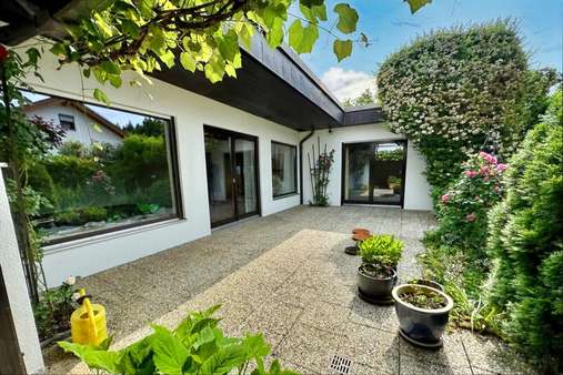 Süd-Ost-Ansicht - Bungalow in 83301 Traunreut mit 120m² kaufen