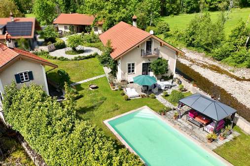 Außenansicht mit Pool Außenansicht mit Pool - Einfamilienhaus in 83313 Siegsdorf mit 238m² kaufen