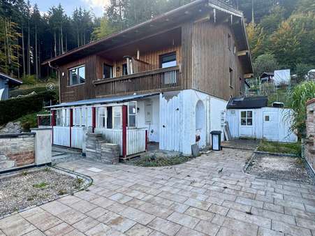 Außenansicht mit Terrasse Außenansicht mit Terrasse - Doppelhaushälfte in 83313 Siegsdorf mit 120m² kaufen