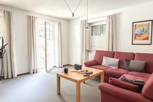 Wohnzimmer Wohnzimmer - Etagenwohnung in 83329 Waging a. See mit 74m² kaufen