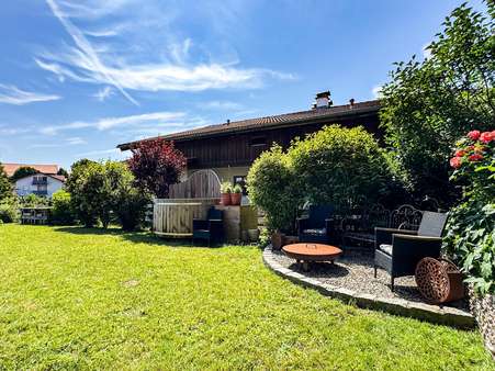 Garten mit Sitzplatz - Erdgeschosswohnung in 83362 Surberg mit 86m² kaufen