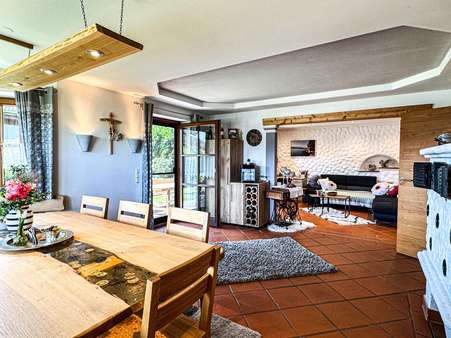 großer Wohn-/Essbereich mit Kachelofen - Erdgeschosswohnung in 83362 Surberg mit 86m² kaufen