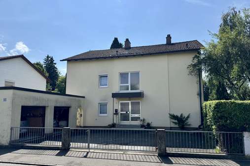 Ostansicht - Zweifamilienhaus in 83301 Traunreut mit 250m² kaufen
