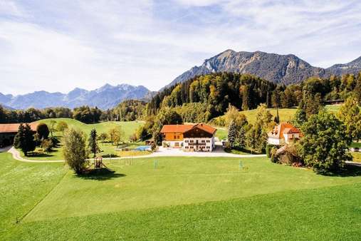 Ansicht Luftbild im Sommer - Pension in 83250 Marquartstein mit 1207m² kaufen