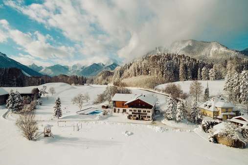Ansicht Luftbild im Winter - Pension in 83250 Marquartstein mit 1207m² kaufen