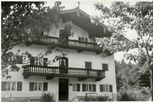 Ursprüngliches Bauernhaus - Pension in 83250 Marquartstein mit 1207m² kaufen