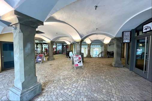 Bereich Gewölbe mit Ladeneingängen - Ladenlokal in 83278 Traunstein mit 84m² kaufen